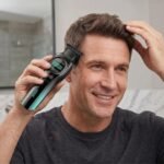 VGR 888T Hair Trimmer for Men, T-Blade, 8000RPM, DLC-Coated Blade, Green | Cordless detail trimming; LED display; built-in light; 2000mAh battery; USB charging base; 1/2/3mm combs - Image 9