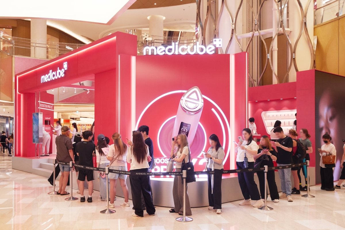 Visitors line up at the APR Medicube pop-up store held at Lotte Department Store Avenuel Jamsil from June 3-14 this year. Photo courtesy of APR - Seoul Economic Daily Finance News from South Korea